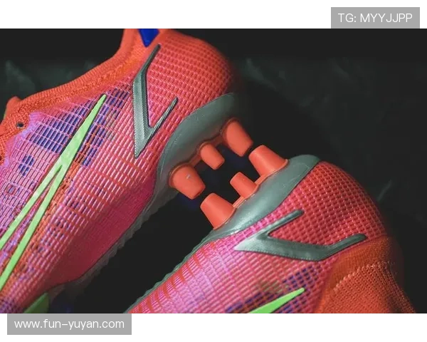 GT2足球鞋搭载顶级球星 展现竞技场上极速飞跃与精准控制